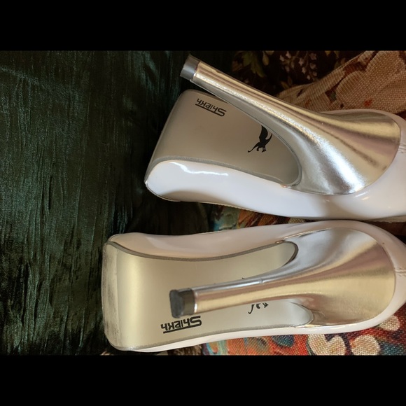 Sexy Silver & White 4 1/2 in gently worn heels 10M - Picture 3 of 4
